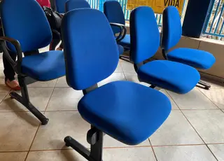 Marcelo Mourão entrega cadeiras em posto de saúde