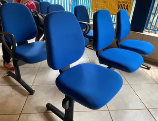 Marcelo Mourão entrega cadeiras em posto de saúde